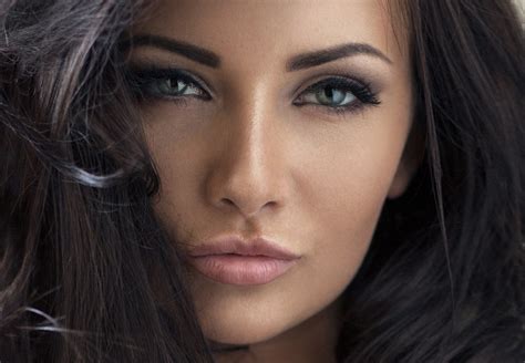 Obrázok ženy s lesklými a zdravými vlasmi.