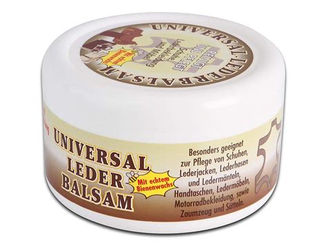 Rôzne produkty s jojobovým olejom: balzam na drevo, balzam na kožu, starostlivosť o labky psov.