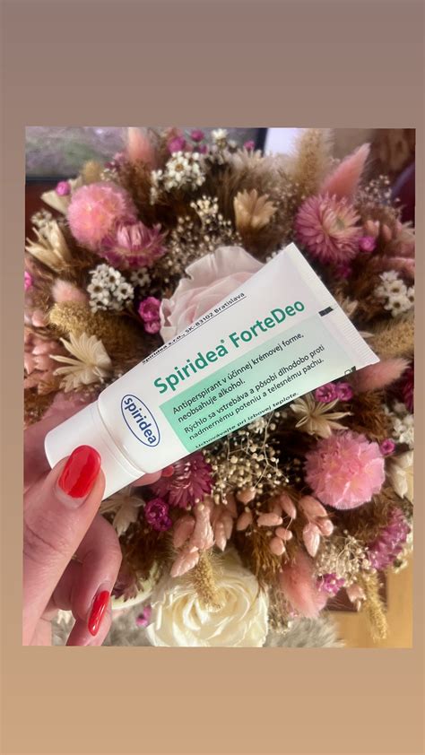 Porovnávacia fotografia pokožky pred a po 7 dňoch používania spevňujúceho krému