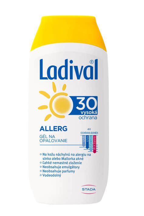 Obrázok osoby aplikujúcej opaľovací krém na jazvu.