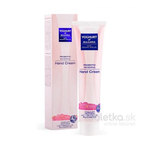 dámska ruka aplikuje krém na ruky s ružovým nádychom