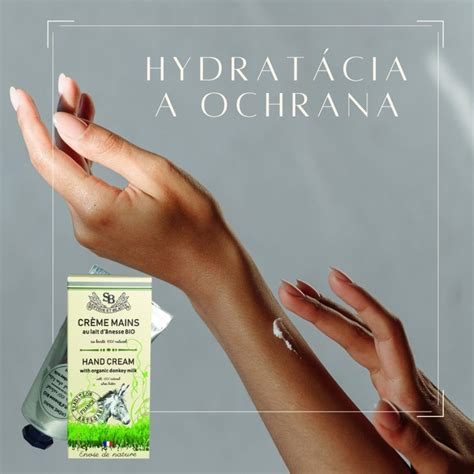 textúra krému na ruky s ružovými lupeňmi