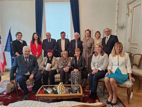 infografika zobrazujúca žalúdočnú sliznicu s vredom a faktormi, ktoré prispievajú k jeho vzniku