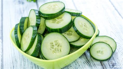 Ilustračná fotografia čerstvej uhorky s kvapôčkami vody