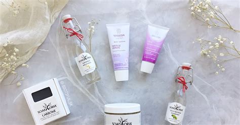 infografika znázorňujúca príčiny mastnej a problematickej pleti (hormóny, strava, kozmetika, genetika)