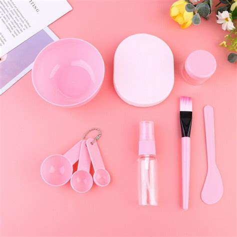 Ilustrácia zrelého banánu, avokáda a medu ako ingrediencií pre pleťové masky