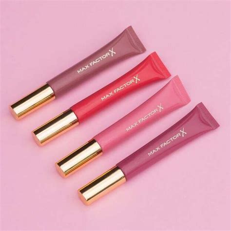 Ilustračná fotografia rôznych typov produktov na pery: rúže, lesky, balzamy.