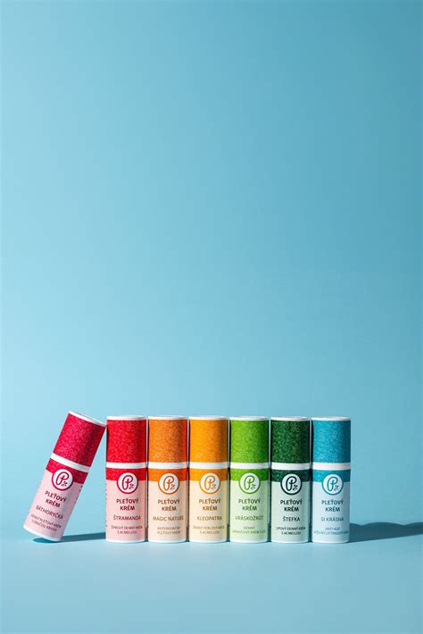 Ilustračná fotografia rôznych typov pleťových krémov v bielych a pastelových obaloch.