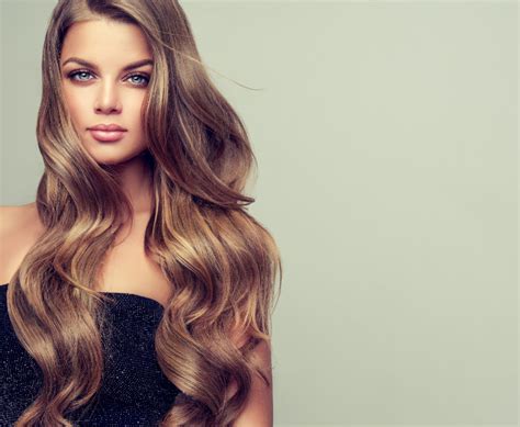 žena s dlhými, lesklými vlasmi