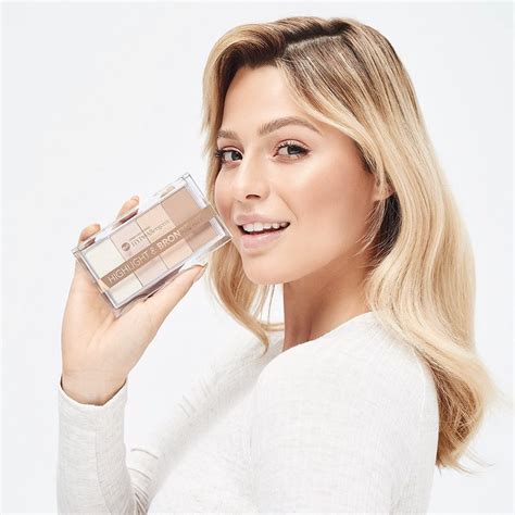 Ukážka rôznych typov púdrových a penových make-upov