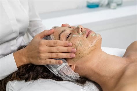 obrázok ženy aplikujúcej pleťový peeling na tvár