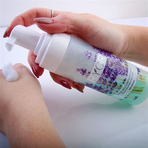 Vizualizácia procesu čistenia pleti pomocou micelárnej vody