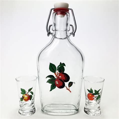 fľaša s jablčným octom a pohár s vodou, naznačujúce možnosť riedenia