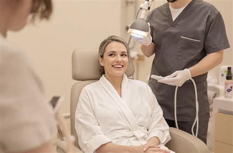 Ilustrácia intímnych partií ženy so zameraním na oblasť ohanbia a vaginálneho otvoru.