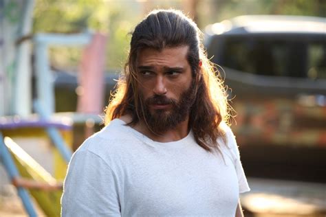 Ilustračná fotografia ženy s elektrizujúcimi vlasmi v zime