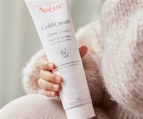 Dizajnérske znázornenie jemnej, vyživenej pokožky rúk po aplikácii krému Avène Cold Cream.