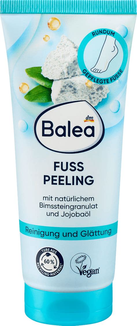 Ilustračná fotografia ženy aplikujúcej telový peeling na nohy