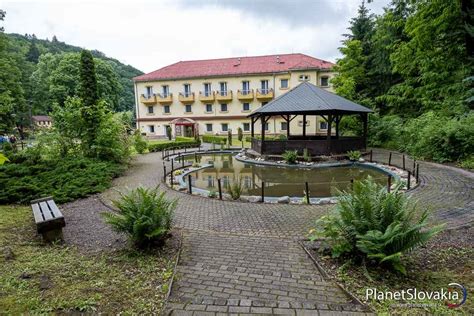 Fotografia kúpeľného areálu Smrdáky s liečivými bazénmi a zeleňou.