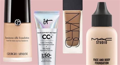 Koláž ukazujúca rôzne typy make-up produktov vhodných pre suchú pleť: krémová lícenka, tekutý rozjasňovač, gélové očné tiene, krémový rúž.