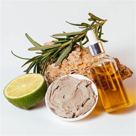 Ilustrácia rôznych typov zložiek v kozmetike s ich štrukturálnymi vzorcami a krátkym popisom ich funkcie.