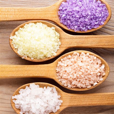 ilustrácia s dávkovaním morskej soli do kúpeľa