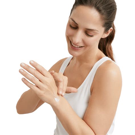 Obrázok znázorňujúci aplikáciu krému na tvár a dekolt.