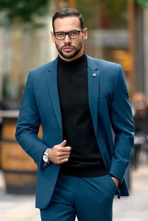 Štýlový muž s upravenými fúzmi