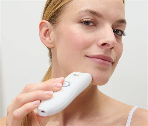 Ilustračná fotografia epilátora na tvár s detailom hlavy s pinzetami