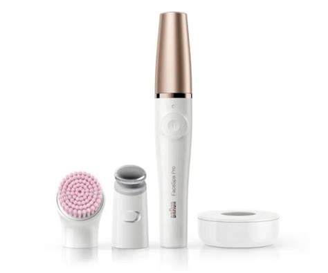 Infografika porovnávajúca účinnosť ručného čistenia pleti s čistiacou kefkou Braun Face