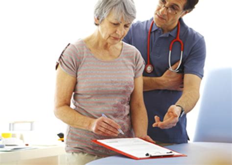 lekár vyšetrujúci pokožku pacienta