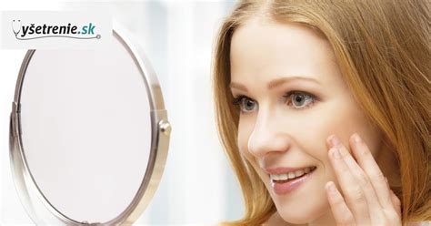 žena umývajúca si tvár čistou vodou