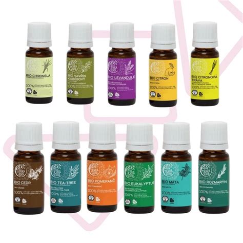 Koláž rôznych prírodných zložiek používaných v čistiacich maskách, ako sú íly, bylinky a esenciálne oleje.