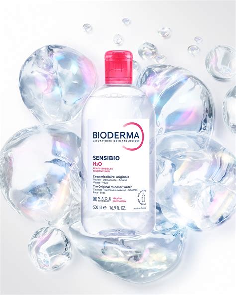 Žena používajúca micelárnu vodu Bioderma Sensibio H2O na čistenie pleti