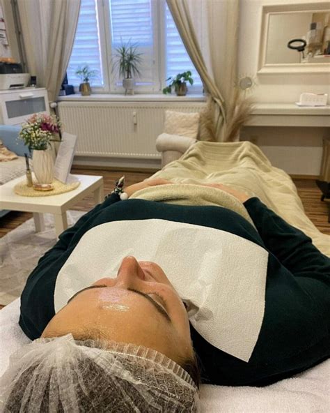 Ilustrácia procedúr v kozmetickom salóne na liečbu akné