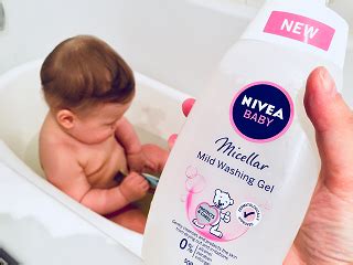 Ilustračná fotografia peniaceho sa micelárneho gélu NIVEA Baby