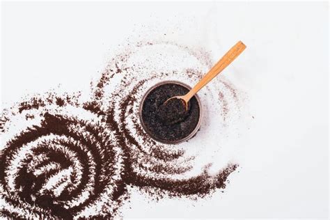 Ilustrácia kávového peelingu v miske s ingredienciami