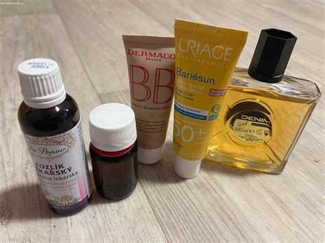 Koláž z rôznych produktov po holení: balzamy, oleje, krémy.