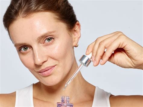 dizajnérka ilustruje štruktúru pleti s vráskami a kolagénovými vláknami