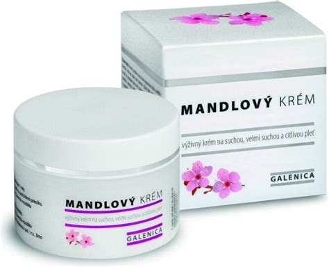 žena aplikuje mandľový krém na tvár