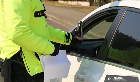 Ilustračná fotografia aplikátora zeleného korektora
