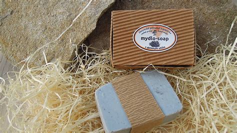 Koláž obrázkov rôznych typov mydiel: syndet, peelingové mydlo, mydlo s aktívnym uhlím.