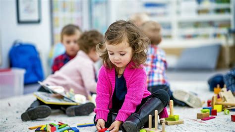 dieťa vo veku 5 rokov sa kúpe s hračkami vo vani