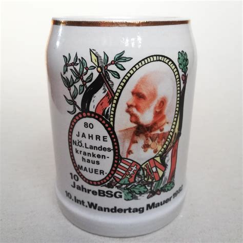 Ilustrácia zloženia antibakteriálneho gélu s vyobrazením striebornej vody, ružovej vody a rastlinných extraktov.