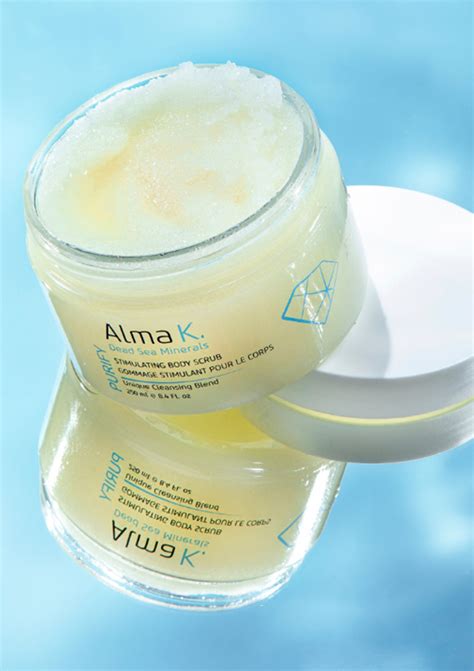 Produkt Alma K. Stimulating Body Scrub s viditeľnou textúrou peelingu.