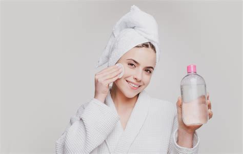 Žena si jemne umýva tvár čistiacou penou.