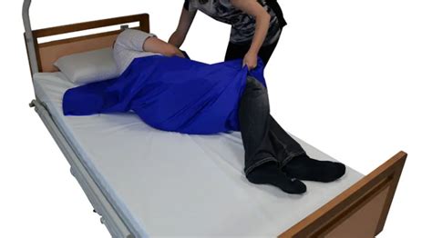 Ilustrácia správneho polohovania pacienta na lôžku s využitím vankúšov.