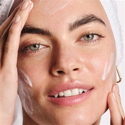 Ilustračná fotografia muža aplikujúceho pleťový krém