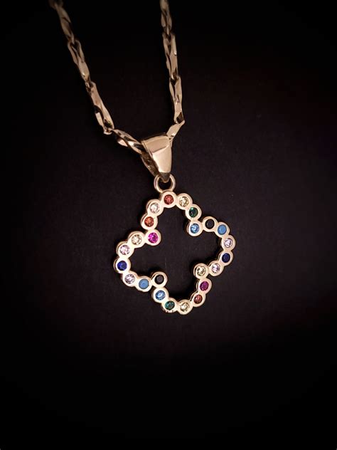 Detail krémovej textúry púdru s farebnými pastelovými obrazcami a ich neutralizačné účinky.