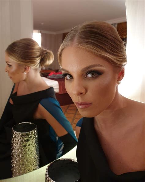 vizážista pracujúci s profesionálnym make-upom