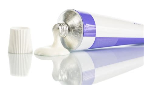 Ilustračná fotografia Fucidin masti aplikovanej na kožu.